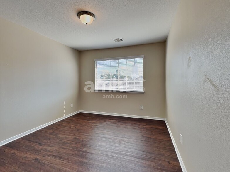 Building Photo - 439 Pinewood Ridge Dr