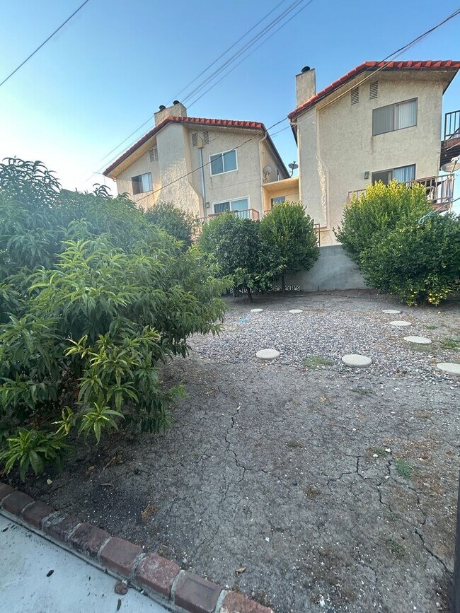 Building Photo - Beautiful Spacious 2Bd/2Bth with Bonus Family Room