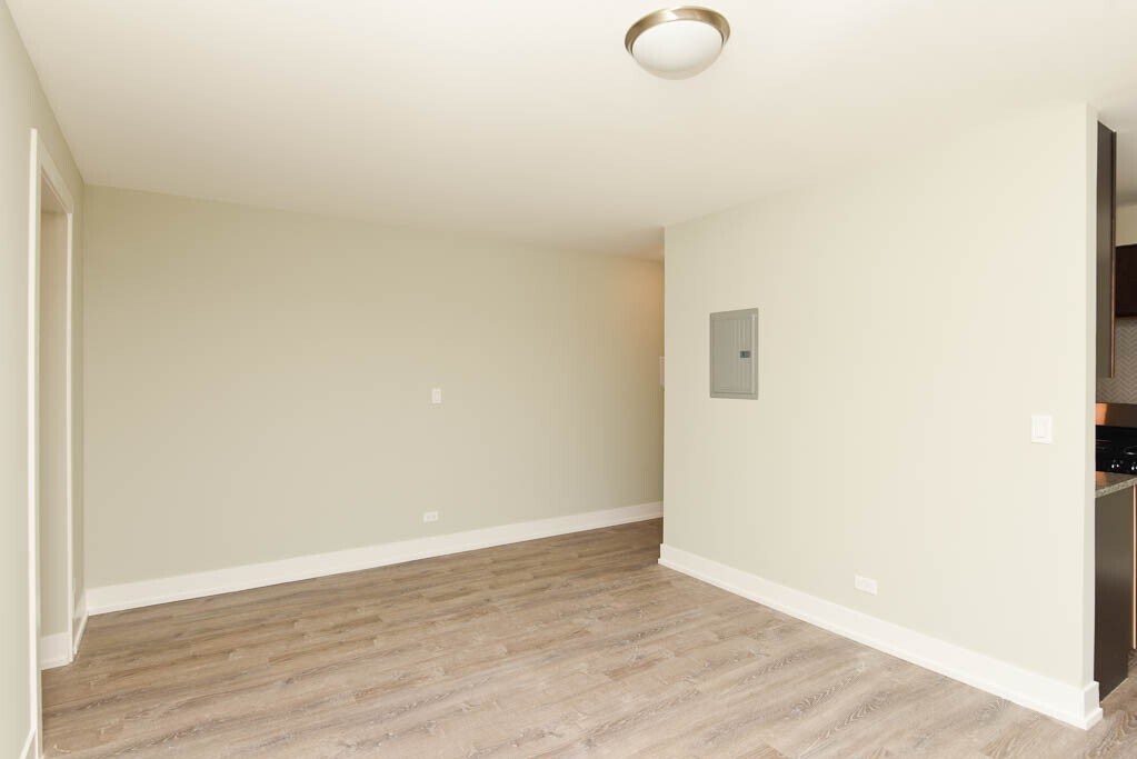 Building Photo - 533 W Surf St