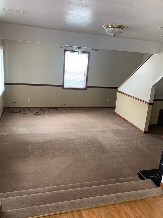 Building Photo - Spacious 3 Bedroom, 2 Bathroom Home near A...