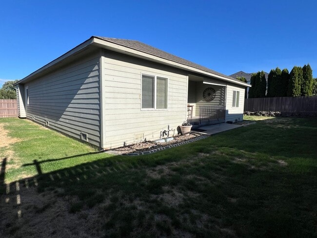Building Photo - Great location with lots of amenities! 4 b...