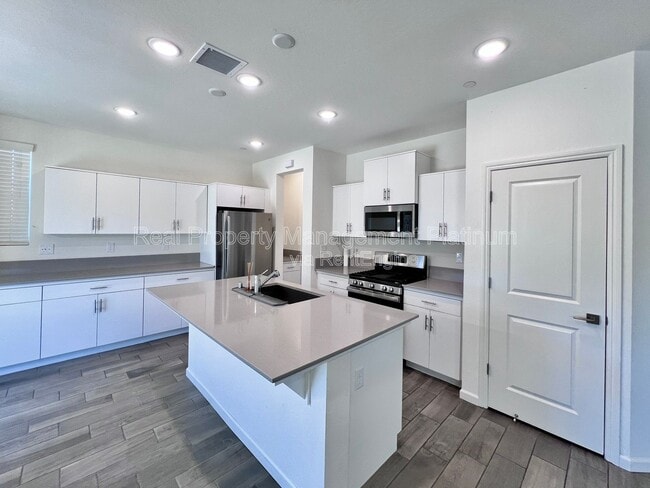 Building Photo - 2038 N Perry Ln