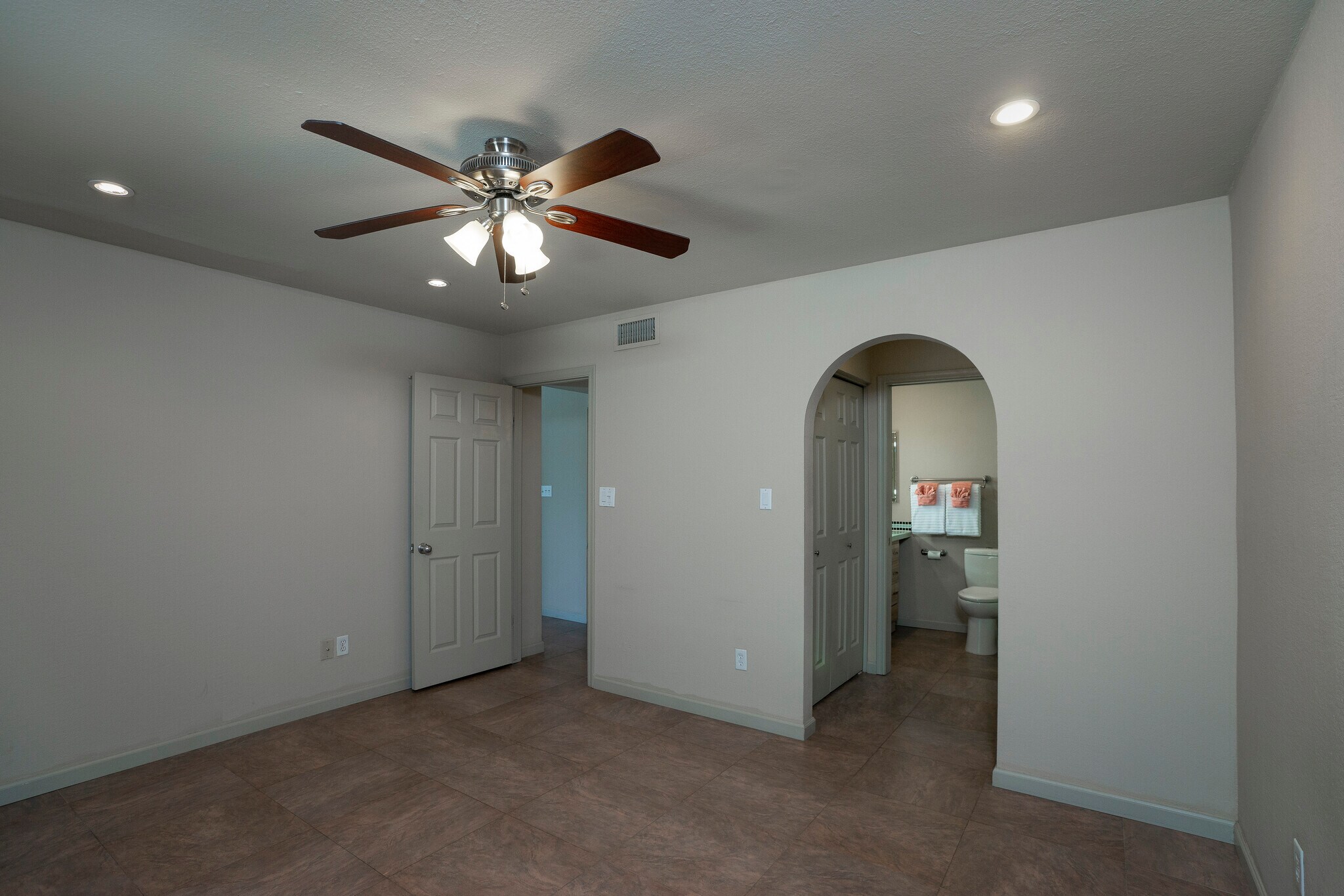 Building Photo - 14481 N Kings Way