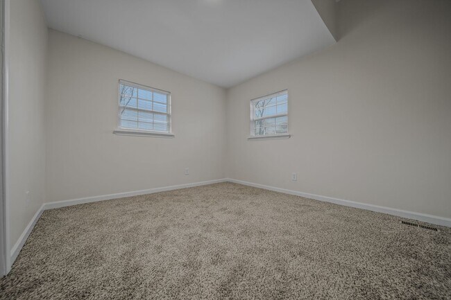 Building Photo - Spacious & Recently Renovated 4 Bedroom Home Available Now!!