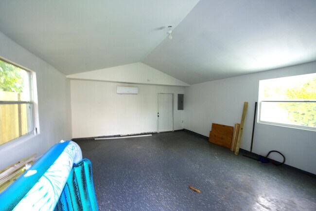 Building Photo - 717 N E St