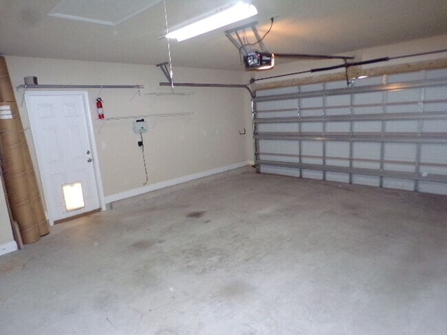 Building Photo - Spacious 3-Bedroom Home