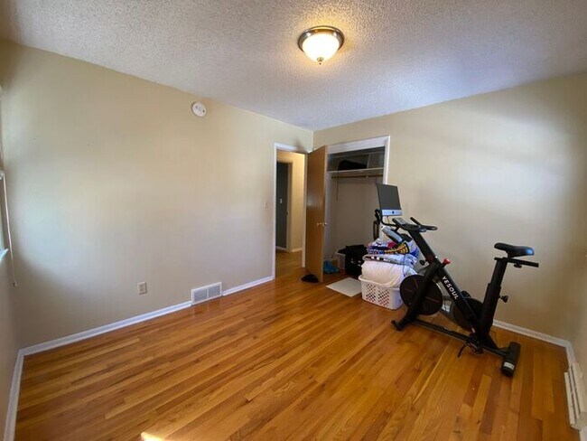 Building Photo - $1,850 | 2 Bedroom, 1.5 Bathroom Single Fa...