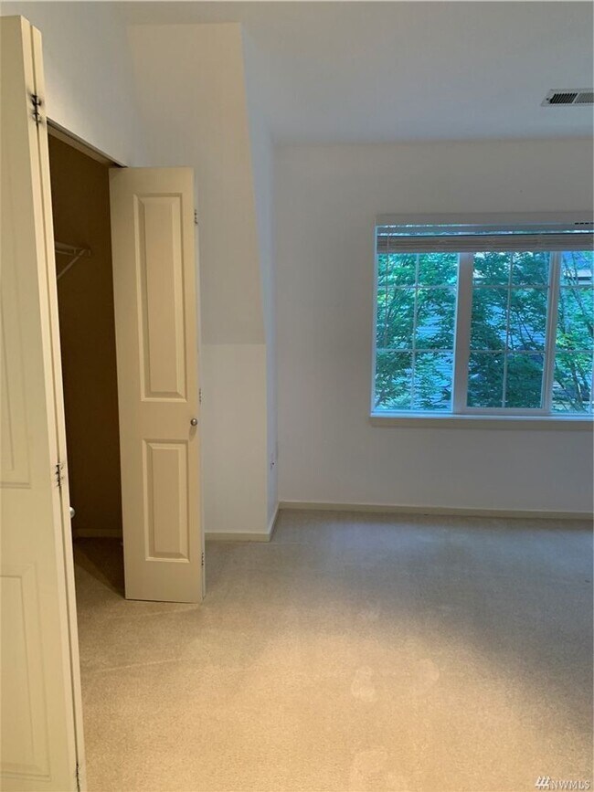 Building Photo - 2Bd/2.25Ba Redmond Townhouse