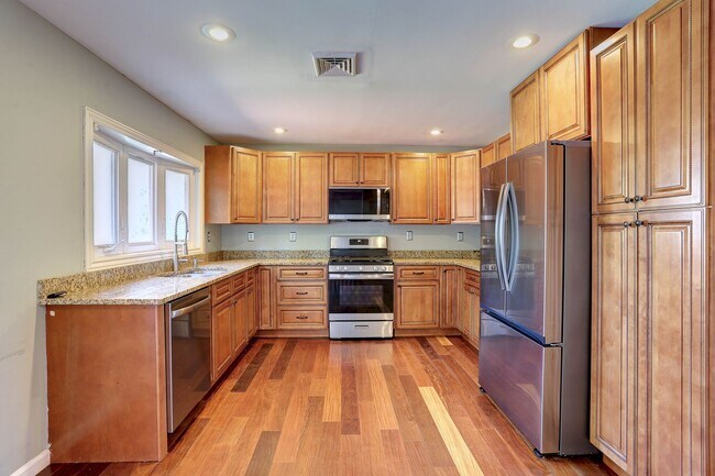Building Photo - 4 Bedroom 2 Bath Hanover Home w- 2-Car Gar...