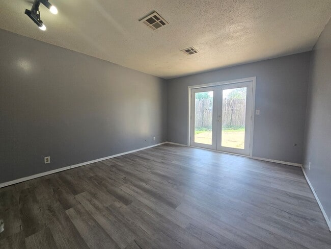 Building Photo - 3 Bedroom 1.5 Bath and 2 Garage home in Shawnee!