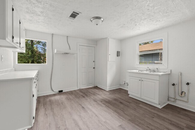 Building Photo - Move-in Special: Receive a $300 gas card with approved application and signed lease.-253 John Mor...