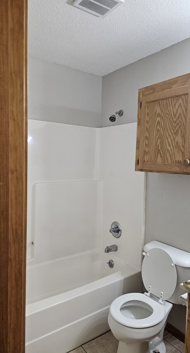 Master Tub Shower combo - 5121 Galloping Way