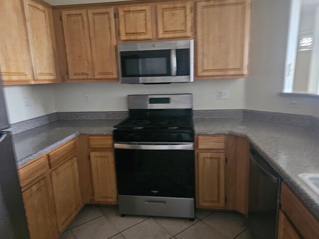 Building Photo - 2 Bedroom Townhome for Rent