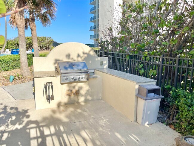 Building Photo - 5420 N Ocean Dr