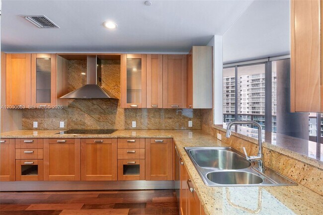 Building Photo - 5959 Collins Ave