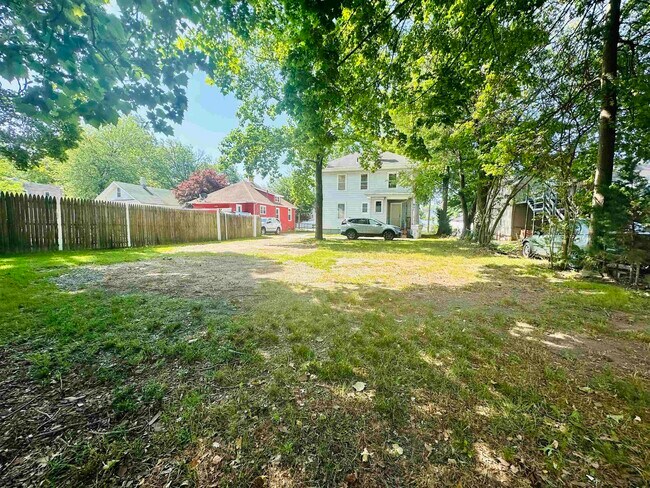 Building Photo - 722 E Grape St