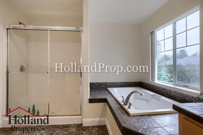 Building Photo - Must See, Beautiful 4 bedroom home in Hillsboro