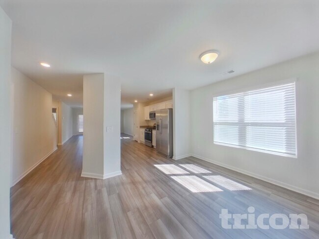 Building Photo - 14 Chalet Ct