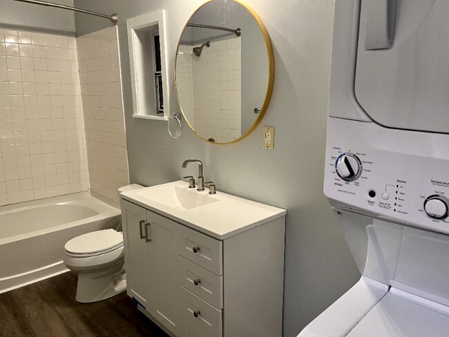 Building Photo - 4528 Edgewater Dr