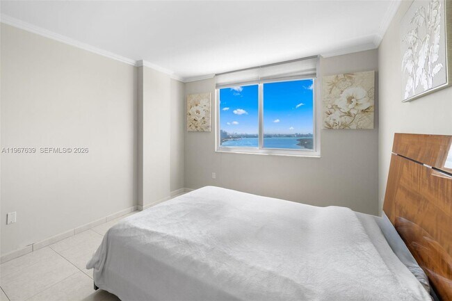 Building Photo - 300 Bayview Dr