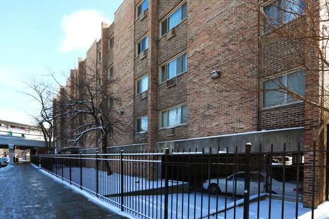 Building Photo - 1533 W Jarvis Ave