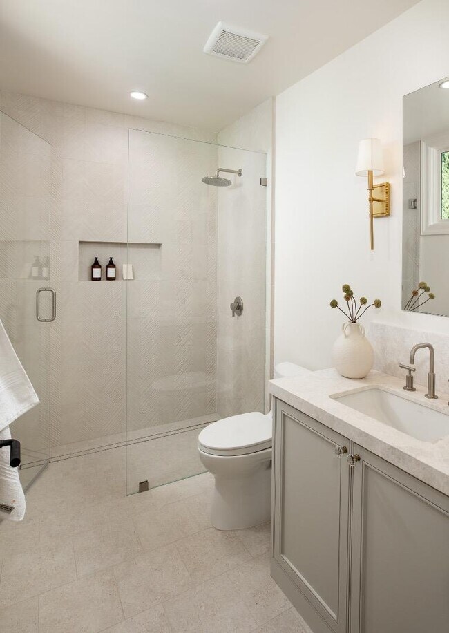 Building Photo - 164 Waverley St