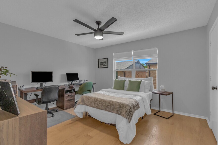 Building Photo - 5829 Sandhurst Ln