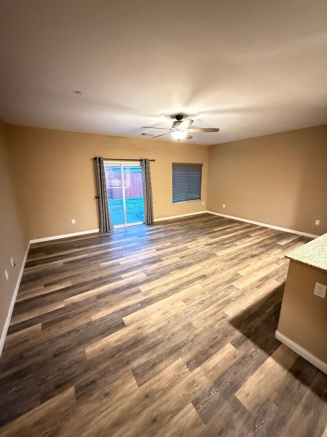 Building Photo - Modern 3-Bedroom Home in Southwest Bakersf...