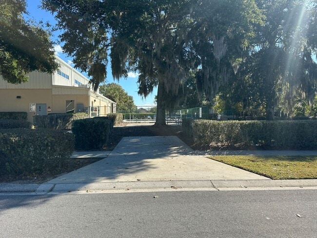 Building Photo - 4 Bedroom 3 Bath Single Family Home in The Groves of Baytree - Tavares Florida