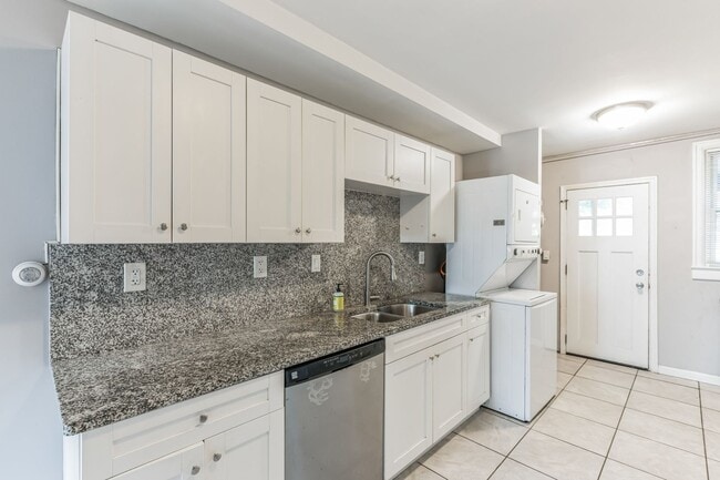 Building Photo - Wonderful! 2BR/1bth home in Columbia Heights. Nice Yard & Parking!!!