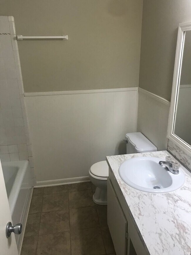 Building Photo - Close to Barksdale Air Force Base... Large yard that backs up to Park!!!