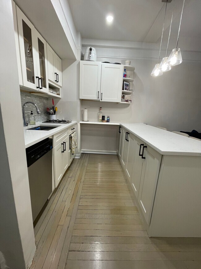 Building Photo - 50 W 106th St