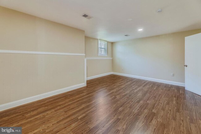 Building Photo - 1321 Maple Ave