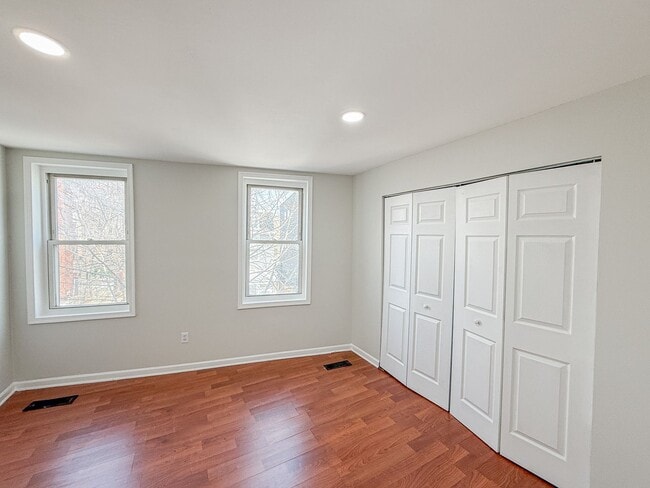 Building Photo - STUNNINGLY RENOVATED 5BR/2BA END UNIT ROW ...