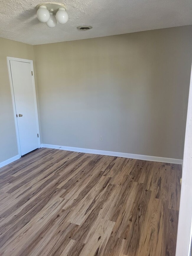 Building Photo - Knoxville 37922 - 2 bedroom, 2 bath townho...