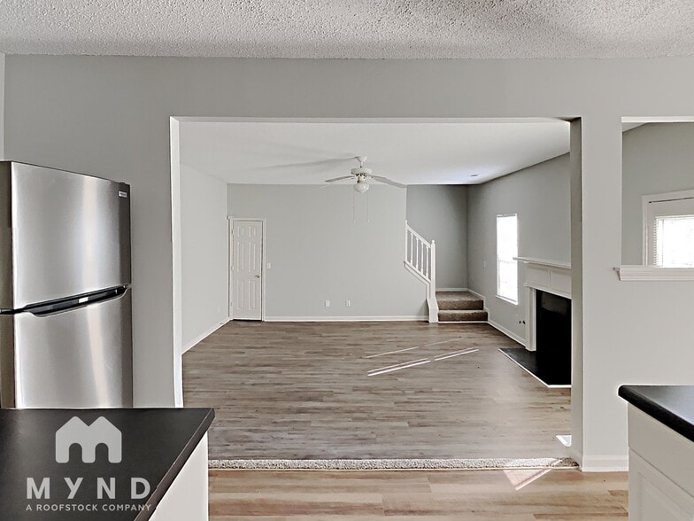 Building Photo - 1128 Village Oaks