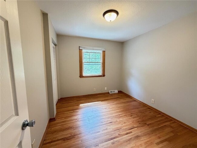 Building Photo - 421 W 74th St