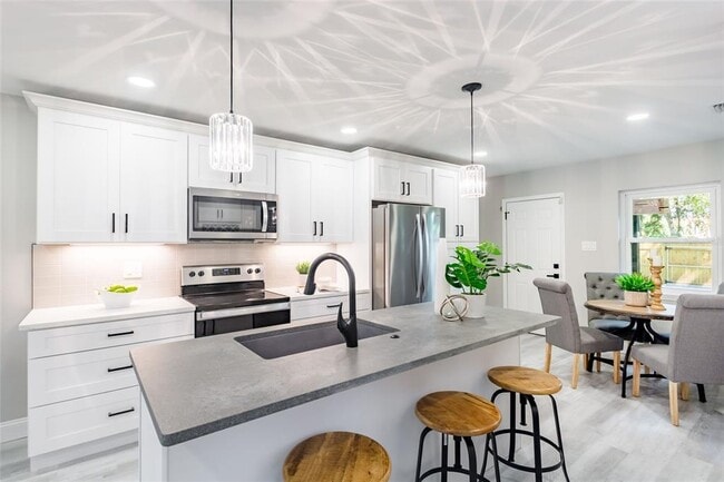 Bar stool seating area and breakfast nook - 1918 E Shadowlawn Ave