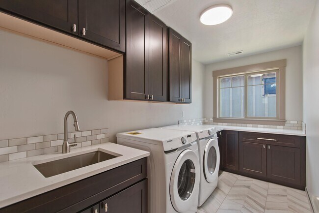 Building Photo - 306 S 18th St