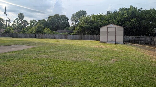 Building Photo - 530 S Shady Ln