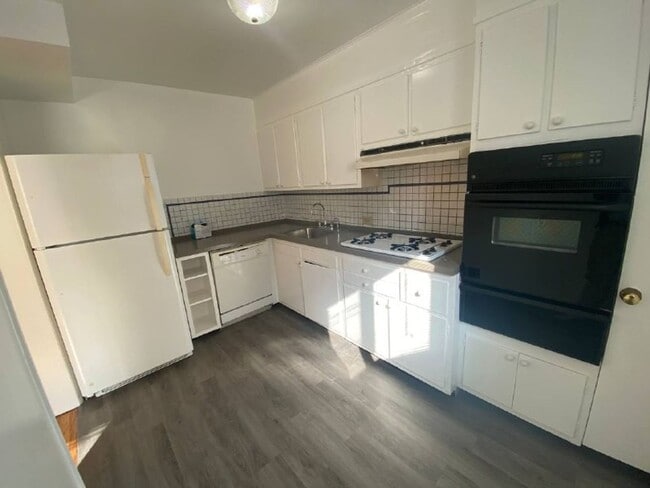 Building Photo - A spacious two bedroom, one and one half bath condo townhouse located in the northern section of ...