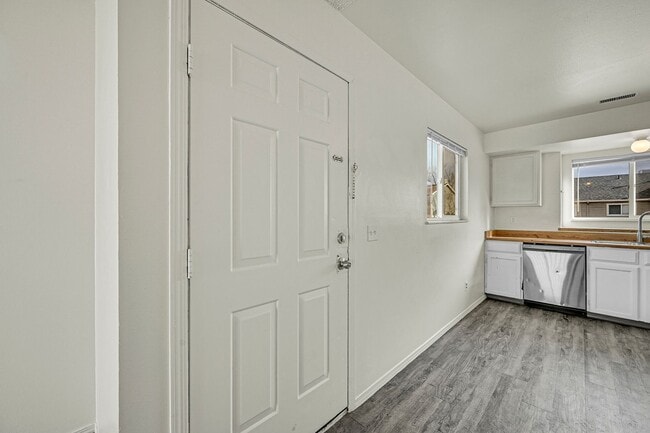 Building Photo - Private yard included! 2bed 1bath
