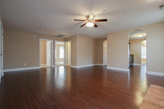 Building Photo - Pet Friendly Ranch!