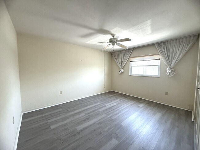 Building Photo - FIRST MONTHS RENT FREE!!! Beautiful 2 MASTER SUITE CONDO in Central Ft. Myers with Over 1200 Sqft.
