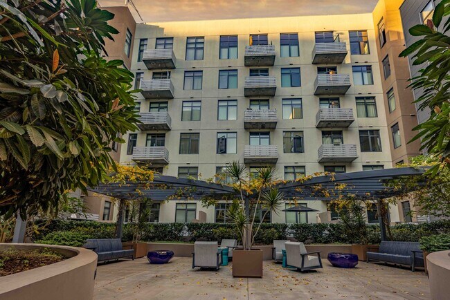 Building Photo - Stylish Loft Style Unit in the Ballpark Area.