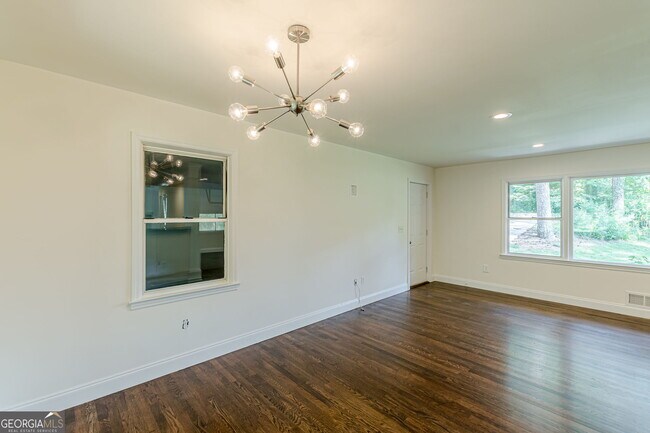 Building Photo - 427 Peyton Rd SW