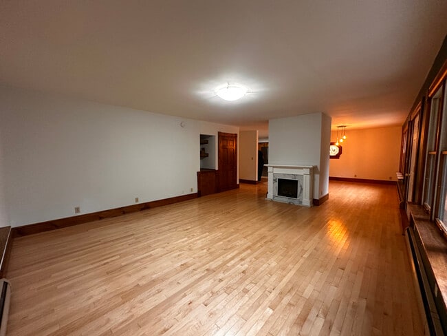 Building Photo - 6 Crescent St