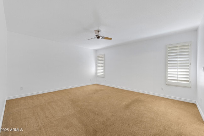 Building Photo - 5903 E Paradise Ln