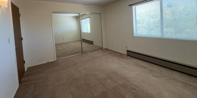 Building Photo - Large 2 bedroom 1.5 bath condo - Available Now!