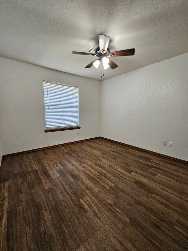 Building Photo - (3) Bed/(2) Bath in West Norman's Castlero...